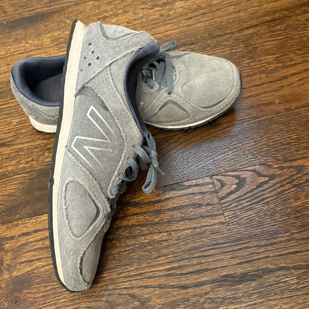 New Balance 555 Retro Charcoal Grey Suede Sneaker, Size 6 - Picture 14 of 15